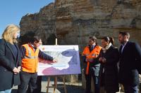 El consejero de Fomento e Infraestructuras, José Ramón Díez de Revenga, junto a la alcaldesa de Fortuna, Catalina Herrero, durante la presentación...