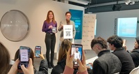 El director general del ICA, Manuel Cebrián, y la coordinadora de ICA Educa, Elena Escribano, muestran a los alumnos de Bachiller del IES El Carmen...