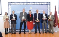 Isabel Franco junto a los ganadores de los Premios de Cooperación al Desarrollo de los años 2021 y 2022