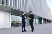 El consejero de Presidencia, Turismo, Cultura, Juventud, Deportes y Portavocía, Marcos Ortuño, en su visita a las instalaciones junto con el director general de la Sociedad Concesionaria del Aeropuerto Internacional Región de Murcia, Carlos Domingo San Martín.
