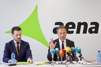 El consejero de Presidencia, Turismo, Cultura, Juventud, Deportes y Portavocía, Marcos Ortuño, y el director general de la Sociedad Concesionaria del Aeropuerto Internacional Región de Murcia, Carlos Domingo San Martín, en su comparecencia ante los medios de comunicación.