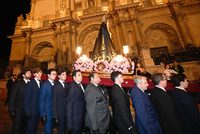 El presidente de la Comunidad, Fernando López Miras, asistió anoche a la misa en honor a la Virgen de la Soledad, titular de la Hermandad de la Curia-Paso Negro, y a la posterior procesión por el casco antiguo de Lorca.
