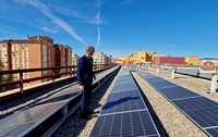 El consejero de Economía, Hacienda, Fondos Europeos y Administración Digital, Luis Alberto Marín, supervisa las placas solares instaladas en la cubierta...
