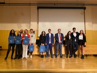 El director general de Atención a la Diversidad, Innovación y Formación Profesional, Juan García Iborra, con los equipos ganadores de la VIII Liga de Debate para alumnos de Bachillerato.