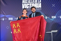 López Miras señala al piloto Pedro Acosta como "un ejemplo para todos" y le obsequia con una bandera de la Región de Murcia para celebrar sus triunfos