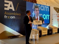 El consejero de Fomento e Infraestructuras, José Ramón Díez de Revenga, durante su participación en la clausura de la Asamblea General de Frecom (2 de 2)