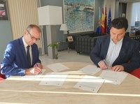 El consejero de Educación, Víctor Marín, firmó el convenio de colaboración con el alcalde de San Javier, José Miguel Luengo, para el funcionamiento...