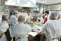 El chef Hervé Medina imparte un taller en las cocinas del CCT durante una sesión del ciclo Gastrojueves.
