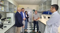 El consejero Antonio Luengo, durante su visita a la empresa Koppert, especializada en el control biológico de plagas y enfermedades vegetales.