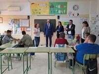 El consejero de Educación, Formación Profesional y Empleo, Víctor Marín, visitó el IES Francisco Salzillo de Alcantarilla, junto con el alcalde de...