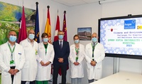 El consejero de Salud junto al equipo directivo de hospital Reina Sofía y las dos profesionales de intercambio.