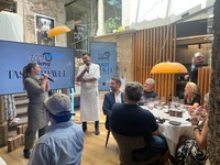La acción de promoción de los '!.001 Sabores' en Santiago de Compostela ha tenido como protagonistas a dos talentos de la cocina, como el chef David López, de Local de Ensayo, y la anfitriona del restaurante 'A Tafona', Lucía Freitas.