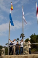 El consejero de Presidencia, Turismo, Cultura, Juventud, Deportes y Portavocía, Marcos Ortuño, y la alcaldesa de Cartagena, Noelia Arroyo, izan las banderas Q y S en Cala Cortina.