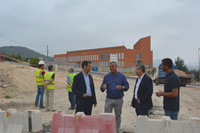 El consejero en funciones de Fomento e Infraestructuras, José Ramón Díez de Revenga, y el alcalde de Pliego, Antonio Huéscar, supervisan las obras de la nueva rotonda de entrada a la localidad, incluida en la estrategia regional 'Más Cerca' (2 de 3)