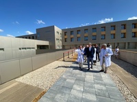 El consejero en funciones de Salud visita la nueva zona exterior de la UCI del hospital Santa Lucía de Cartagena.