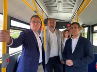 El consejero en funciones de Fomento e Infraestructuras, José Ramón Díez de Revenga, y los alcaldes de Murcia y de Santomera, José Ballesta y Víctor Martínez, respectivamente, presentan el acuerdo para mejorar el transporte público
