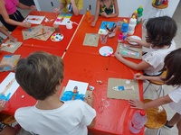 Un grupo de niños participa en el taller 'Modelando el verano' en el MUBAM.