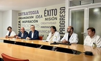 El consejero de Salud en funciones, Juan José Pedreño, mantuvo un encuentro con los profesionales del equipo de cirugía de la Arrixaca