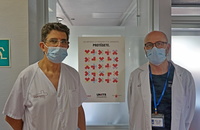 El responsable de la Unidad de VIH e Infecciones de Transmisión Sexual (Units) del hospital Virgen de la Arrixaca, el doctor Carlos Galera (i), junto con el educador Miguel Ángel Aguilar