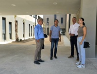 El director general de Centros Educativos e Infraestructuras, Jesús Pellicer, visitó hoy el nuevo IES Valle de Leiva, junto a la alcaldesa de la ...