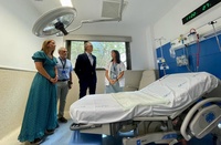 El consejero en funciones de Salud, Juan José Pedreño, visita uno de los paritorios renovados del hospital Los Arcos del Mar Menor