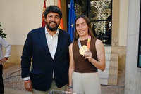 El presidente del Gobierno regional en funciones, Fernando López Miras, recibe a Eva Navarro, campeona del mundo con la Selección Española de Fútbol/2