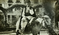 Un huertano sobre su cabalgadura, en una de las fotografías expuestas en el Archivo Regional.