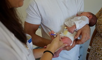 Un bebé recibiendo la inmunización contra el VRS en el hospital Virgen de la Arrixaca