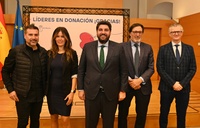 López Miras mantiene un encuentro con profesionales sanitarios implicados en el proceso de donación y trasplante de órganos de la Región de Murcia (2)