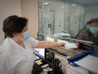 El Servicio Murciano de Salud ofrecerá a partir de hoy mascarillas de forma gratuita en los servicios de Urgencias de sus diez hospitales y en las urgencias de Atención Primaria, centros de salud y consultorios.