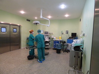 Profesionales del hospital comarcal del Noroeste preparan un quirófano antes de una intervención quirúrgica.
