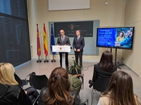 El consejero de Educación, Formación Profesional y Empleo, Víctor Marín, y el presidente de Amefmur, José María Tortosa, presentaron el programa 'Empresa familiar en las aulas'.