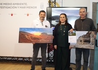 La secretaria autonómica de Energía, Sostenibilidad y Acción Climática, María Cruz Ferreira, con los ganadores de los premios del I Concurso de Fotografía de Espacios Naturales Región de Murcia