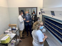 El consejero de Salud visita el servicio de Farmacia Hospitalaria del hospital 'Lorenzo Guirao' de Cieza.
