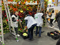 La Región de Murcia dona a la ONG alemana Tafel ev los más de 1.500 kilos de frutas y verduras del jardín vertical del stand regional de Fruit Logistica (1)