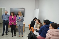 La consejera de Política Social, Familias e Igualdad, Conchita Ruiz, durante su visita a los talleres de empleo activo para mujeres de la Fundación Ecca Social