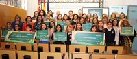 La secretaria autonómica de Energía, Sostenibilidad y Acción Climática, María Cruz Ferreira, con los alumnos y profesores de los colegios ganadores...