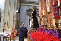 López Miras asiste al tradicional besapié del Cristo del Rescate, "una de las mayores muestras de devoción del pueblo murciano"