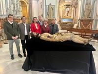 La consejera de Cultura, Carmen Conesa, y asistentes al acto de presentación de la imagen restaurada del Cristo Yacente.