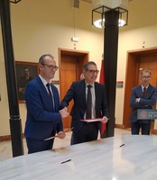 El consejero de Educación, Formación Profesional y Empleo, Víctor Marín, y el rector de la UMU, José Luján, firmaron un convenio para reconvertir...