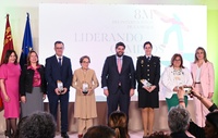 López Miras, junto a las mujeres y entidades galardonadas durante los Premios 8 de Marzo de la Comunidad