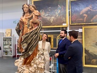 La consejera Carmen Conesa, el alcalde La Unión, Joaquín Zapata, y el director general de Patrimonio Cultural, contemplan la imagen restaurada.