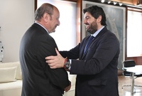 El presidente, Fernando López Miras, recibe a Antonio Lario, práctico que impidió que un petrolero chocase contra el puerto de Cartagena el 19 de febrero, al que entregó como agradecimiento la insignia de plata de la Región de Murcia.