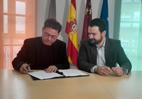 El director general del Instituto de las Industrias Culturales y las Artes, Manuel Cebrián, y el alcalde de La Unión, Joaquín Zapata, firman el convenio...