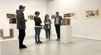 Imagen de la visita del director general del Instituto de las Industrias Culturales y las Artes, Manuel Cebrián, al montaje de la exposición 'Magmática...