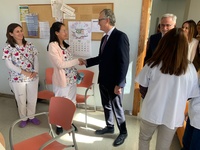 El consejero de Salud saluda a los profesionales del centro de salud de Torre Pacheco