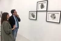 Imagen de la vista del director general del Instituto de las Industrias Culturales y las Artes, Manuel Cebrián, al montaje de la exposición 'Poética...