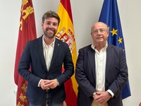 El director general de Deportes se reúne con el recién elegido presidente de la Federación de Tenis de la Región, José Alcolea