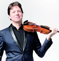 Imagen del violinista Joshua Bell con el violín Stradivarius Gibson Ex-Huberman