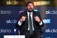 López Miras participó junto al presidente de la Comunidad Valenciana, Carlos Mazón, en el encuentro 'Entre Líderes'